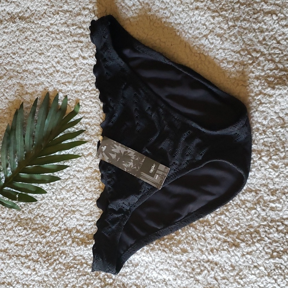 NWT Geometric Lace Patterned Ruffle Trim Bikini Bottoms